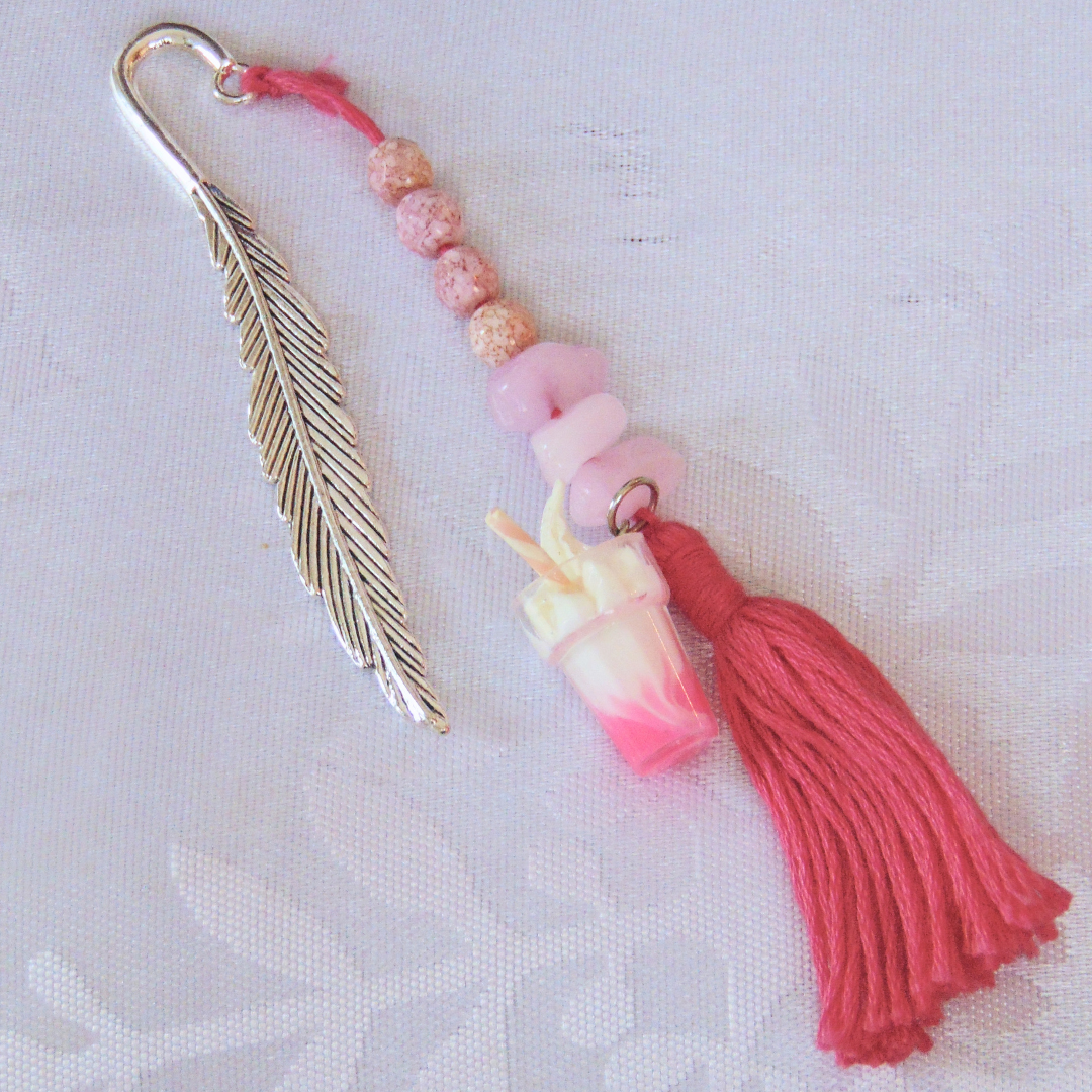 Milk shake aux fraises (plume argent) - Signet féérique en métal