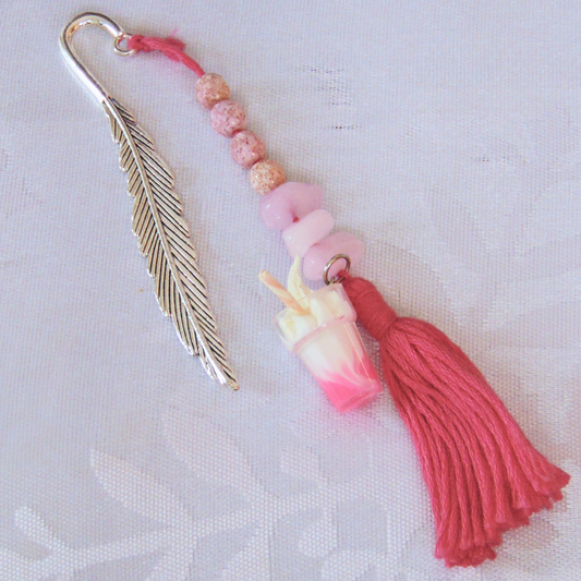 Milk shake aux fraises (plume argent) - Signet féérique en métal