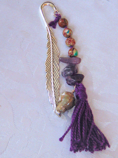 Coquillage mauve (plume argent) - Signet féérique en métal