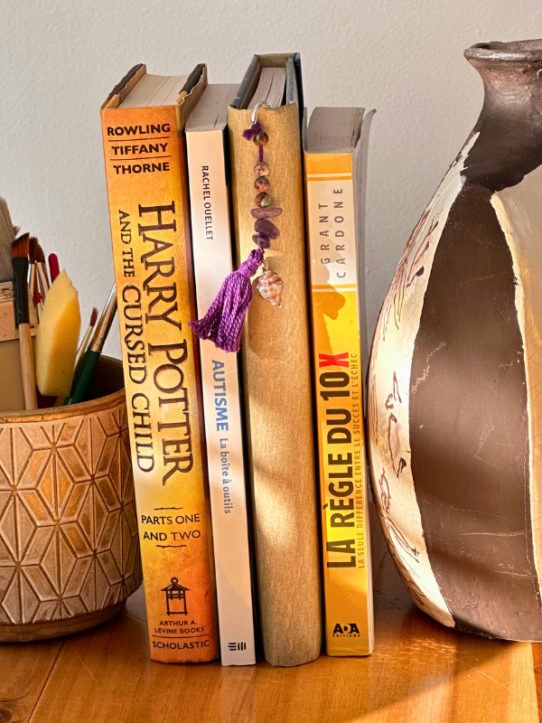 Coquillage mauve (plume argent) - Signet féérique en métal