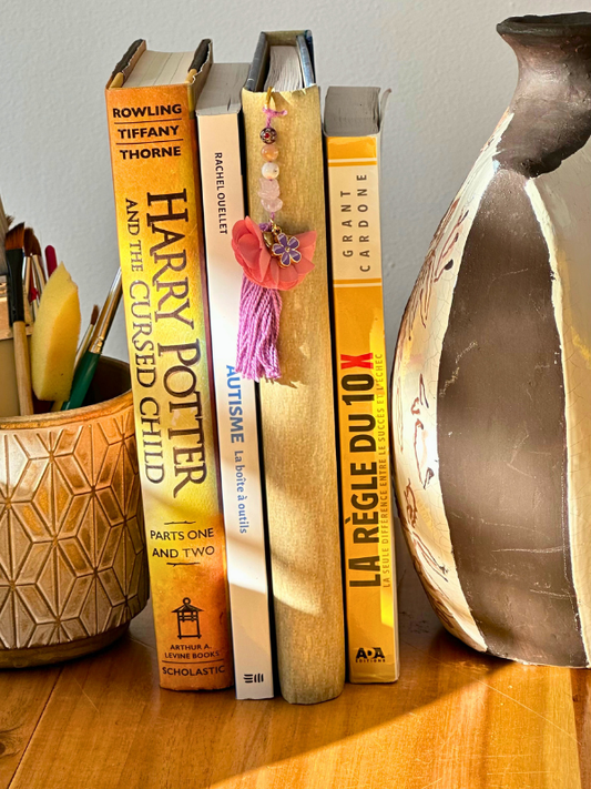 Fleur mauve et pétales roses (doré) - Signet féérique en métal