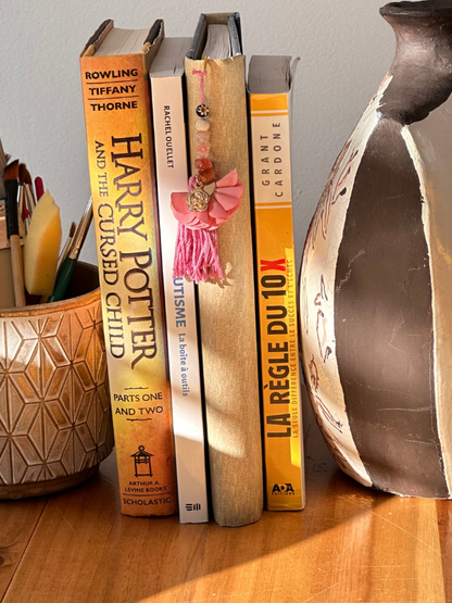 Rose et pétales roses (doré) - Signet féérique en métal