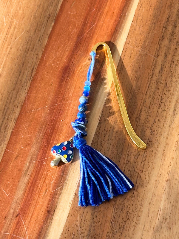 Champignon bleu (doré) - Signet féérique en métal