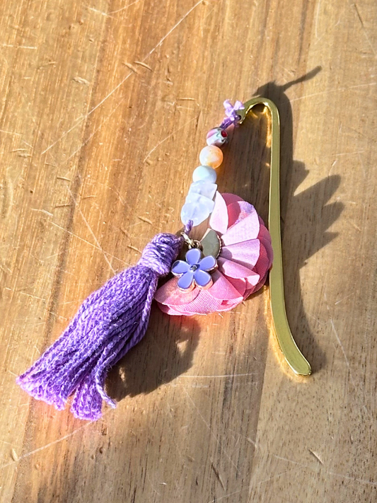 Fleur mauve et pétales roses (doré) - Signet féérique en métal