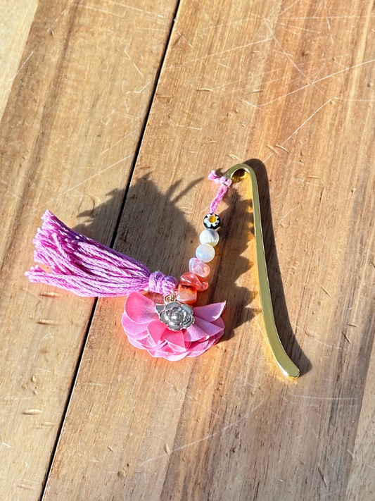 Rose et pétales roses (doré) - Signet féérique en métal